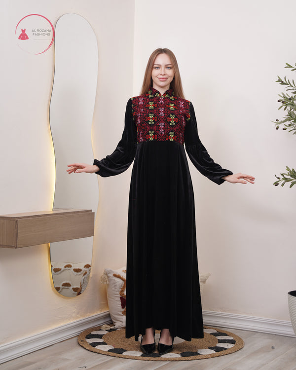 Samtkleid mit traditioneller Stickerei #1068